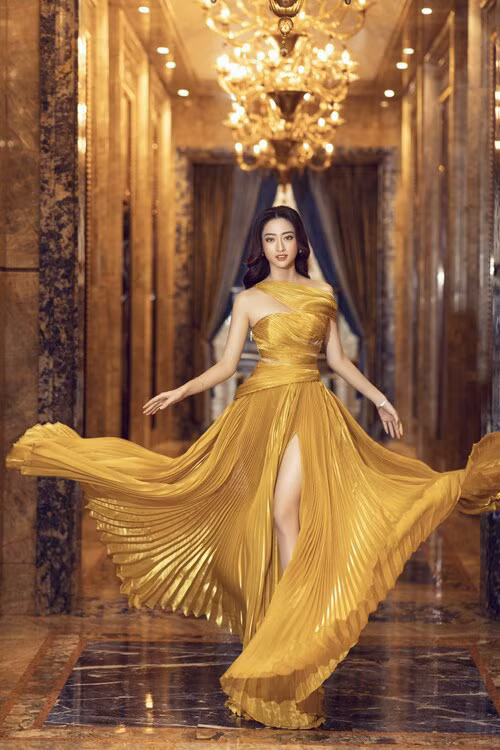 "Mỹ nhân Cao Bằng chân dài 1m22" khoe thần thái đẹp tựa nữ thần khi diện váy lệch vai, xẻ cao bất tận.