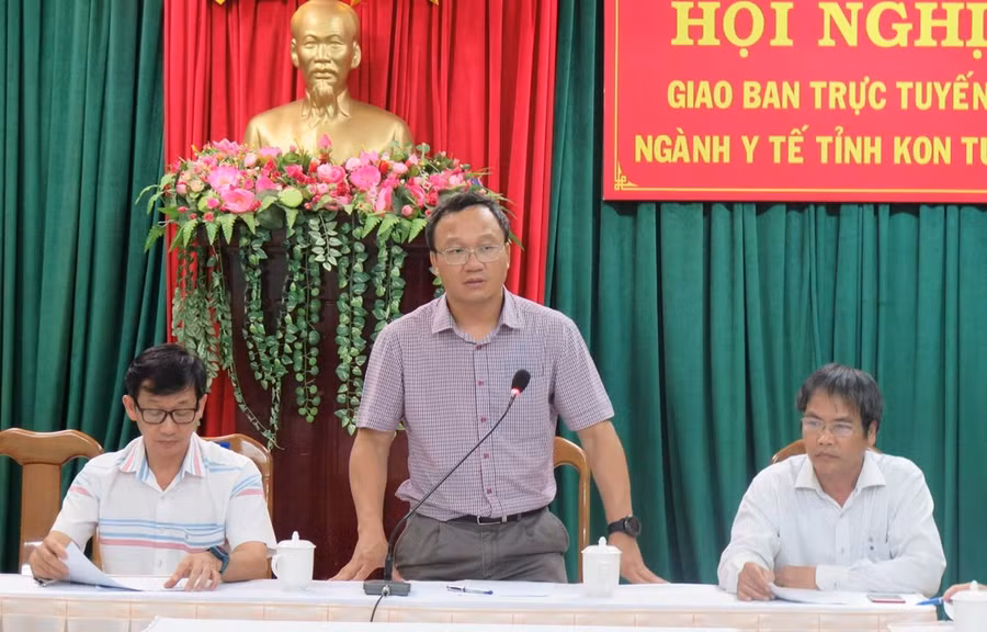 Ông Khuất Việt Hùng làm việc với các ban, ngành tỉnh Kon Tum. Ảnh: Dư Toán/TTXVN