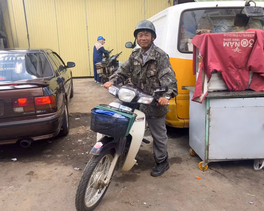 Vài năm trở lại đây, thu nhập của ông Nguyễn Văn Lơn (tổ 1, phường Thống Nhất) đa phần nhờ vào việc chở hàng cho các xe tải. Ảnh: Phương Dung 