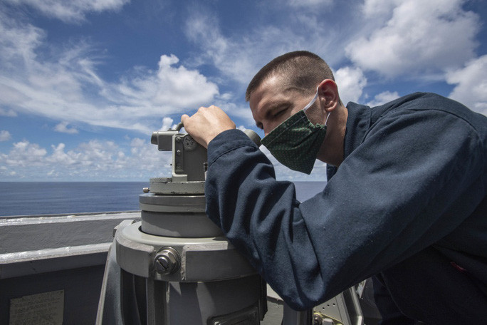 Tàu USS Ralph Johnson hoạt động gần quần đảo Trường Sa hôm 14-7. Ảnh: Hải quân Mỹ  Tàu USS Ralph Johnson hoạt động gần quần đảo Trường Sa hôm 14-7. Ảnh: Hải quân Mỹ
