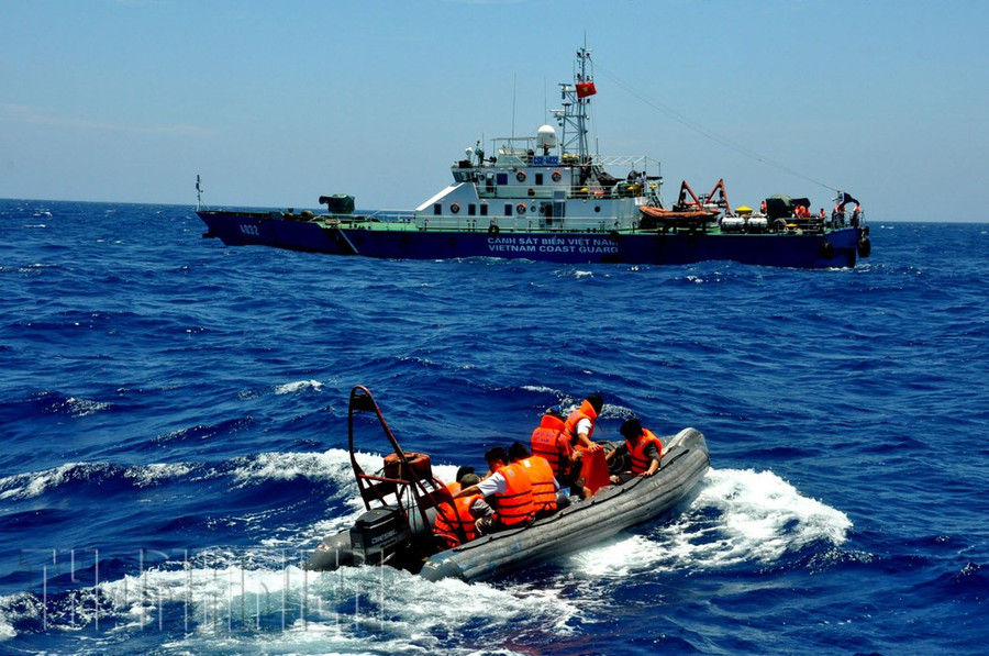 Tàu Cảnh sát biển 4032 làm nhiệm vụ bảo vệ chủ quyền trên vùng biển miền Trung, 2013 ẢNH: MAI THANH HẢI