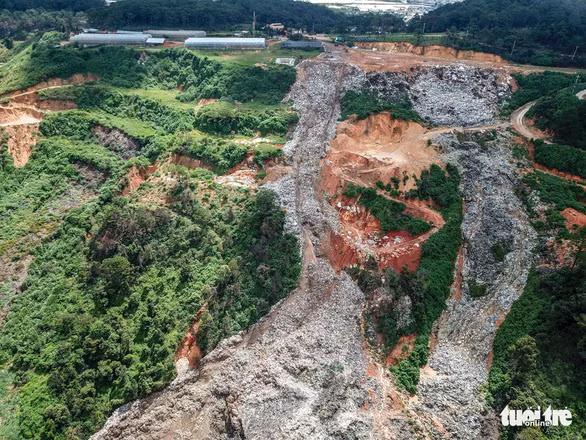  Hàng trăm tấn rác từ bãi rác Cam Ly ập xuống thung lũng - Ảnh: MAI VINH