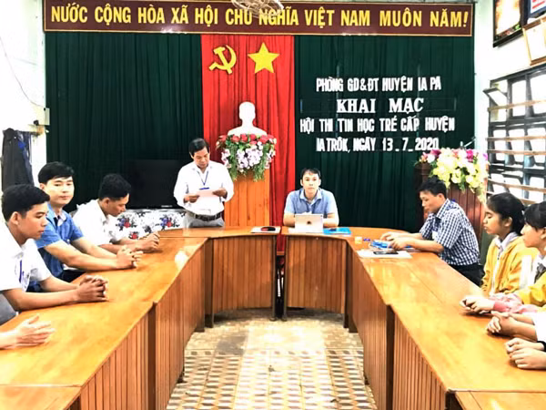 Khai mạc hội thi tin học trẻ. Ảnh: Hoàng Hiền