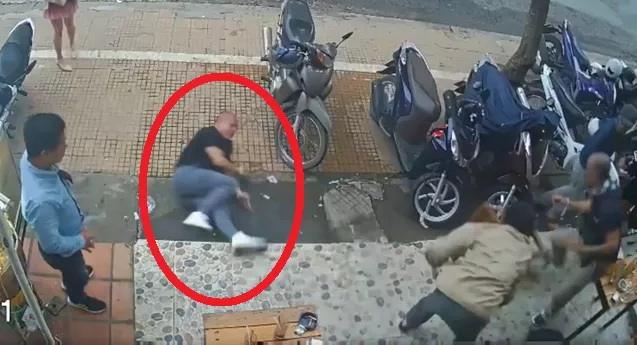 Camera an ninh quán cà phê ghi lại cảnh hành hung ông Nguyên. Camera an ninh quán cà phê ghi lại cảnh hành hung ông Nguyên.
