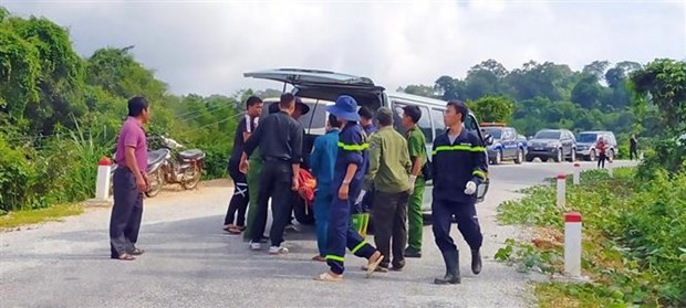 Đưa người bị thương đi cấp cứu. Ảnh: Cao Nguyên/TTXVN