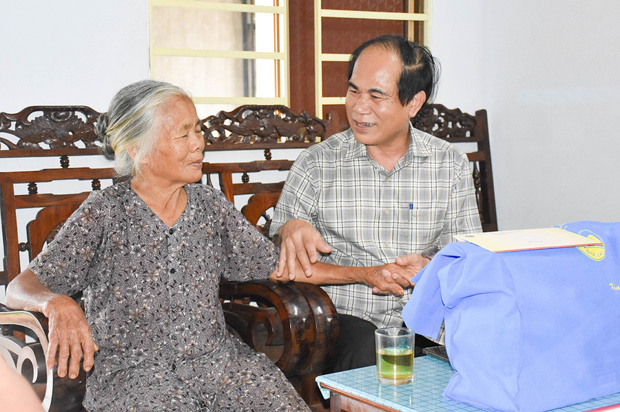 Chủ tịch UBND tỉnh Võ Ngọc Thành thăm hỏi, động viên bà Vũ Thị Thốn (thân nhân liệt sĩ ở tổ 1, phường Yên Thế, TP. Pleiku). Ảnh: Trần Dung