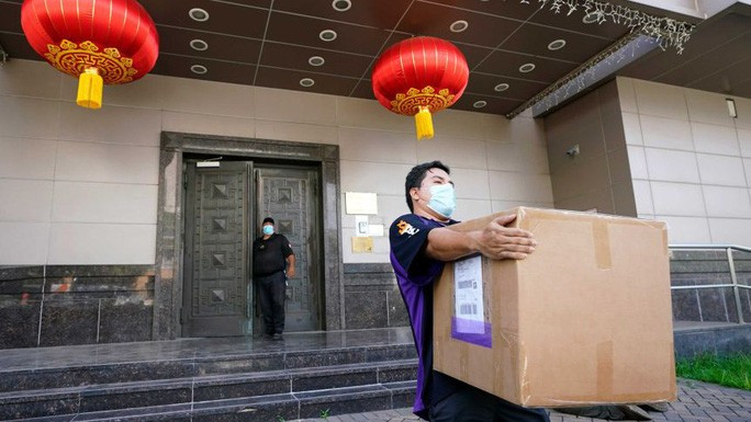 Ngay sau khi ra lệnh đóng cửa lãnh sự quán Trung Quốc ở TP Houston, bang Texas, một nhóm người đàn ông dường như là các quan chức/đặc vụ Mỹ đã xông vào khu vực này từ phía cửa sau tòa nhà. Ảnh: AP