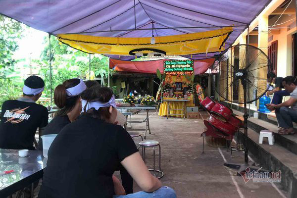 Người thân đang tổ chức lễ tang cho các nạn nhân Người thân đang tổ chức lễ tang cho các nạn nhân