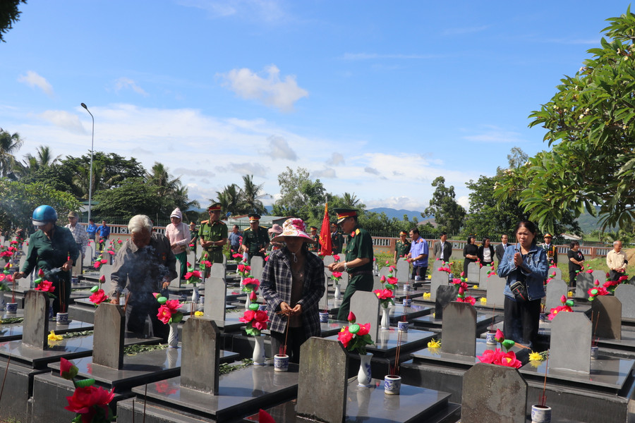 Đông đảo người dân An Khê đến thắp nhang tại Nghĩa trang Liệt sĩ thị xã. Ảnh: Ngọc Minh