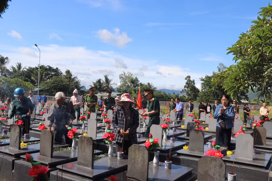 Đông đảo người dân An Khê đến thắp nhang tại Nghĩa trang Liệt sĩ thị xã. Ảnh: Ngọc Minh