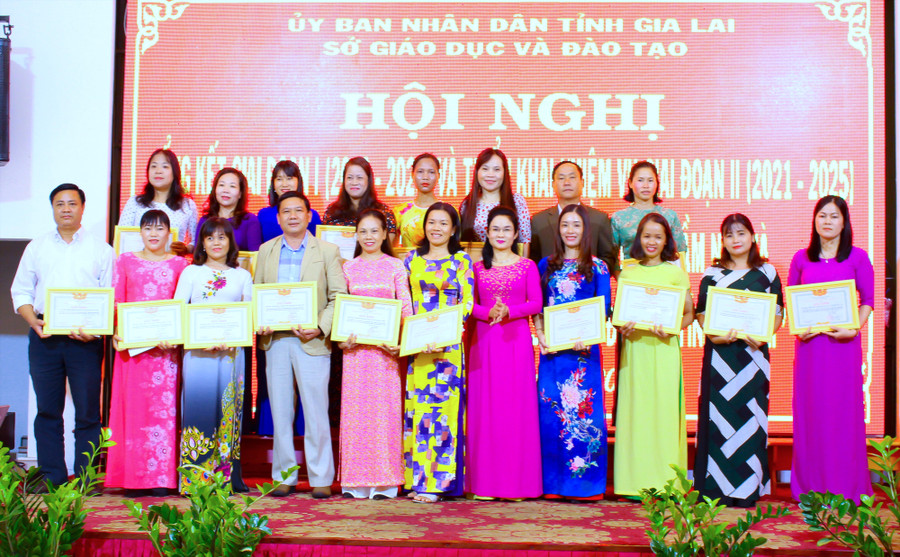 Khen thưởng các tập thể đạt thành tích xuất sắc trong 5 năm thực hiện Đề án. Ảnh: Hồng Thi Khen thưởng cho các tập thể đạt thành tích xuất sắc trong 5 năm thực hiện Đề án. Ảnh: Hồng Thi