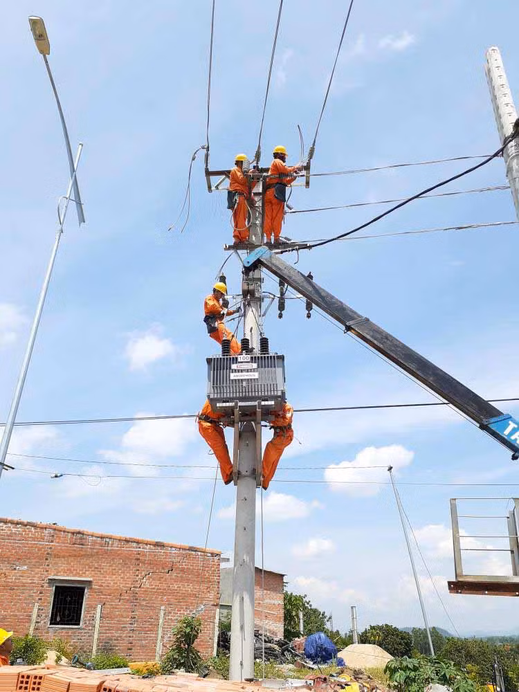 Điện lực Kông Chro kịp thời giải quyết kiến nghị kéo điện về làng Ya Ma (xã Yang Nam) của cử tri. Ảnh: HÀ DUY 