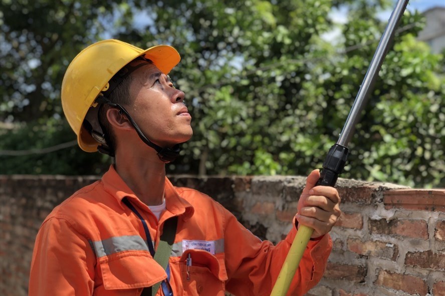 Nhân viên EVN Hà Nội đi kiểm tra chỉ số công tơ điện tại huyện Mê Linh. Ảnh: C.Ngô