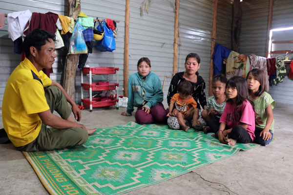 3 năm sau khi chồng tìm đến cái chết, chị Đinh Thị Hlơl (làng Hơn, xã Ya Ma, huyện Kông Chro) và các con vẫn chưa nguôi ngoai nỗi đau. Ảnh: Ngọc Minh 3 năm sau khi chồng tìm đến cái chết, chị Đinh Thị Hlơl (làng Hơn, xã Ya Ma, huyện Kông Chro) và các con vẫn chưa nguôi ngoai. Ảnh: N.M