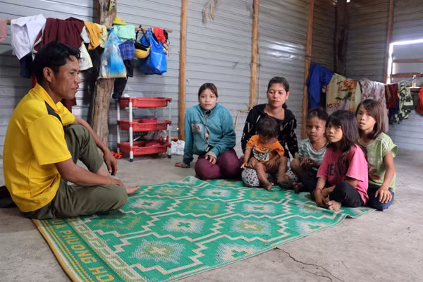 3 năm sau khi chồng tìm đến cái chết, chị Đinh Thị Hlơl (làng Hơn, xã Ya Ma, huyện Kông Chro) và các con vẫn chưa nguôi ngoai. Ảnh: N.M