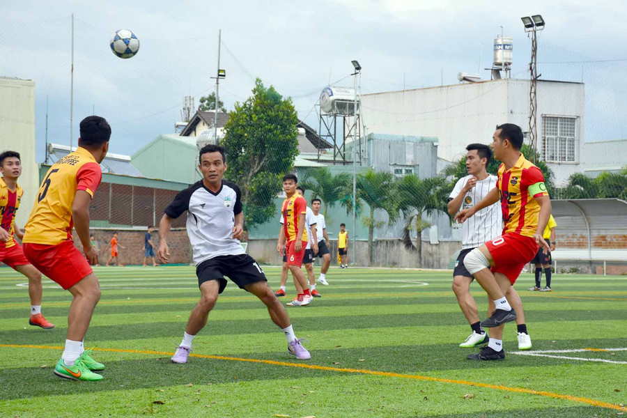 Trận đấu giữa 2 đội Bennevento-Tam Ba Coffee FC (áo cam đỏ) và Spezia-HAGL Văn phòng FC (áo trắng). Ảnh: Hà Phương