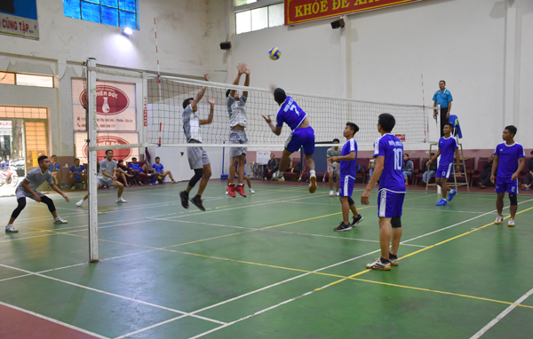 Trận chung kết môn bóng chuyền giữa 2 đội thị xã Ayun Pa và Đức Cơ diễn ra rất hấp dẫn và đầy kịch tính. Ảnh: H.P Trận chung kết môn bóng chuyền giữa 2 đội thị xã Ayun Pa và Đức Cơ diễn ra rất hấp dẫn và đầy kịch tính. Ảnh: H.P