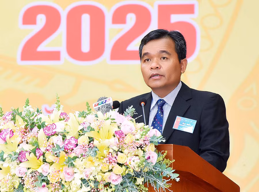 Đồng chí Hồ Văn Niên-Ủy viên dự khuyết Ban Chấp hành Trung ương Đảng, Bí thư Tỉnh ủy, Trưởng đoàn Đại biểu Quốc hội tỉnh phát biểu chỉ đạo tại Đại hội đại biểu Đảng bộ huyện Đak Đoa lần thứ XVII, nhiệm kỳ 2020-2025. Ảnh: Đức Thụy