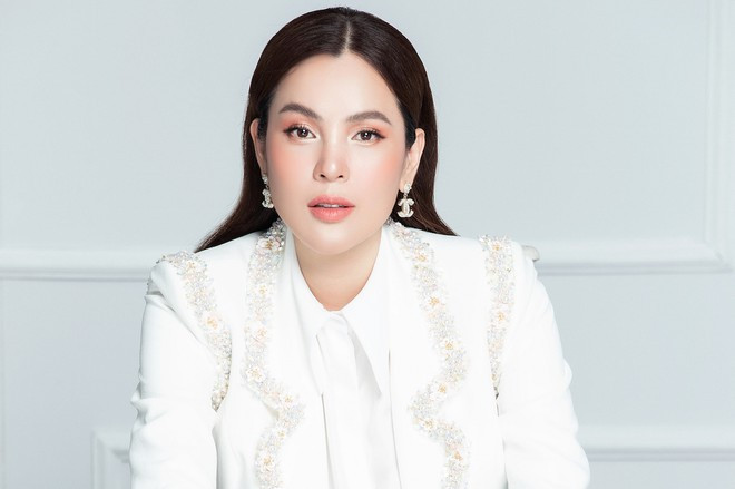 Hoa hậu Phương Lê rạng rỡ lạc quan dù thu nhập giảm cả tỉ đồng mỗi ngày. ẢNH: NVCC