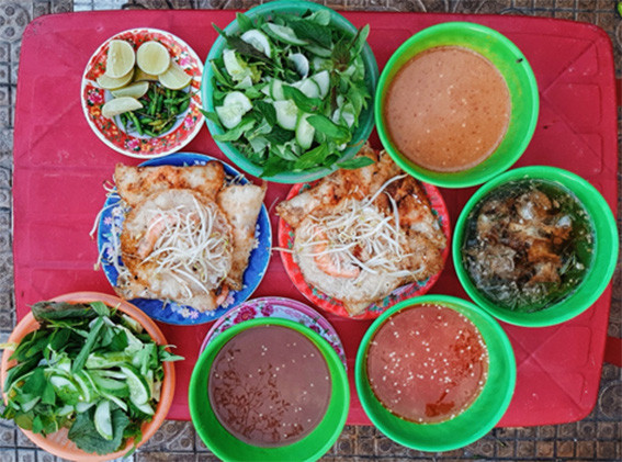 Bánh xèo tôm mực thịt Phan Rang ăn kèm với 4 loại mắm: mắm chanh, mắm nêm, mắm đậu phộng, mắm cá kho đa dạng chọn lựa pha chế tùy khẩu vị thực khách. Ảnh: NHƯ NGUYÊN