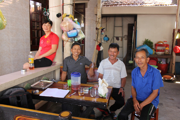 Trưởng làng Gành Cả - ông Nguyễn Tấn Thành ( bìa phải) cùng các ngư dân