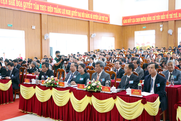 Các đồng chí lãnh đạo tỉnh (hàng đầu) dự Đại hội. Ảnh: Phương Linh Đại hội có 276 đại biểu chính thức tham gia. Ảnh: Phương Linh
