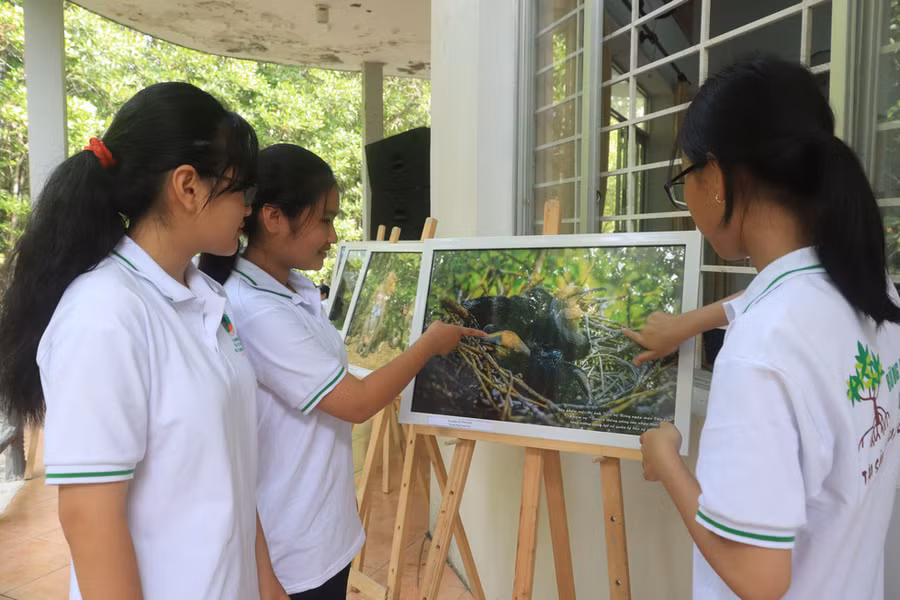  Học sinh thích thú với những bức ảnh được trưng bày tại lễ mít tinh - Ảnh: THANH CHIÊU