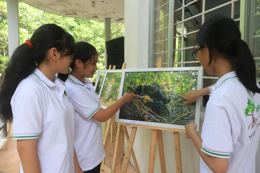  Học sinh thích thú với những bức ảnh được trưng bày tại lễ mít tinh - Ảnh: THANH CHIÊU