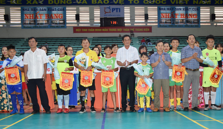 Ban tổ chức tặng hoa và cờ lưu niệm cho các đội bóng tham gia giải. Ảnh: Hà Phương Ban tổ chức tặng hoa và cờ lưu niệm cho các đơn vị. Ảnh: Hà Phương