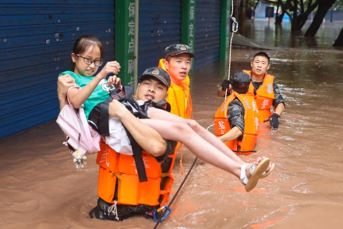  Quân đội sơ tán dân ở quận Vạn Châu của TP Trùng Khánh. Ảnh: EPA-EFE