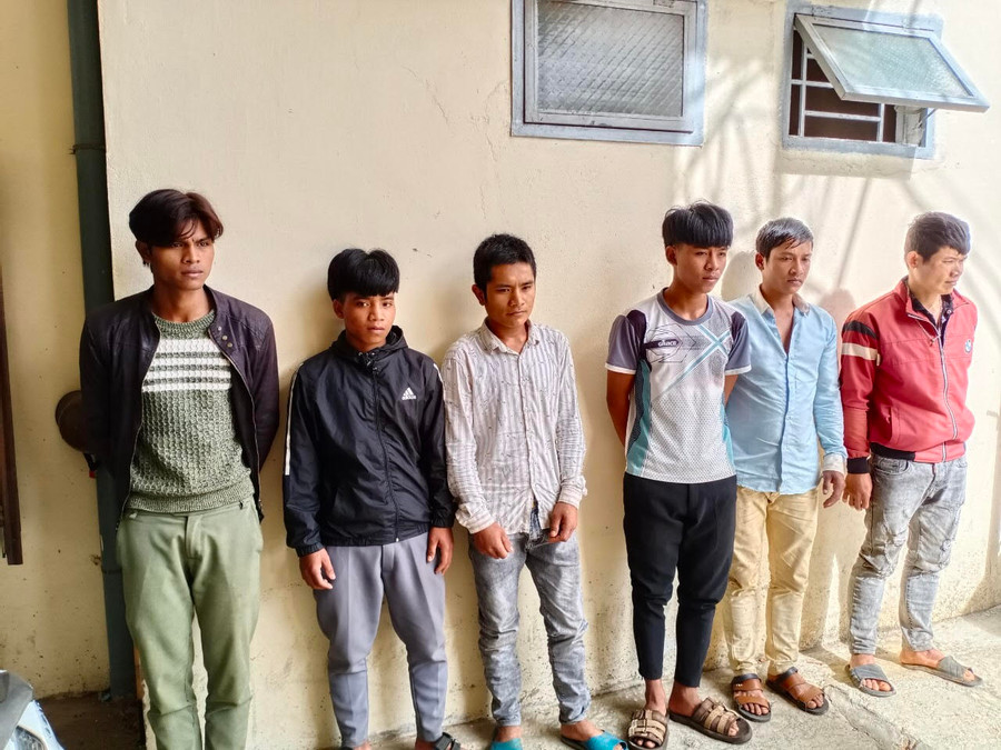 6 đối tượng trong vụ cưa hạ cây dổi cổ thụ tại Khu Bảo tồn thiên nhiên Kon Chư Răng vừa bị lực lượng chức năng bắt tạm giam. Ảnh: Ngọc Thu 6 đối tượng trong vụ cưa hạ cây dổi cổ thụ tại Khu Bảo tồn thiên nhiên Kon Chư Răng vừa bị lực lượng chức năng bắt tạm giam.