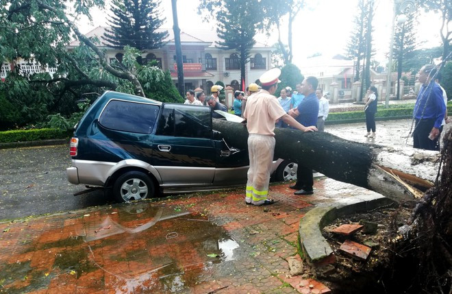 Cơ quan chức năng triển khai công tác cứu hộ giải phóng hiện trường. Ảnh: TRÙNG DƯƠNG