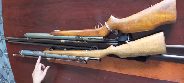 Súng và nòng súng do ông Lương Văn Vượt tự chế để bán ra thị trường - Ảnh: BÌNH AN