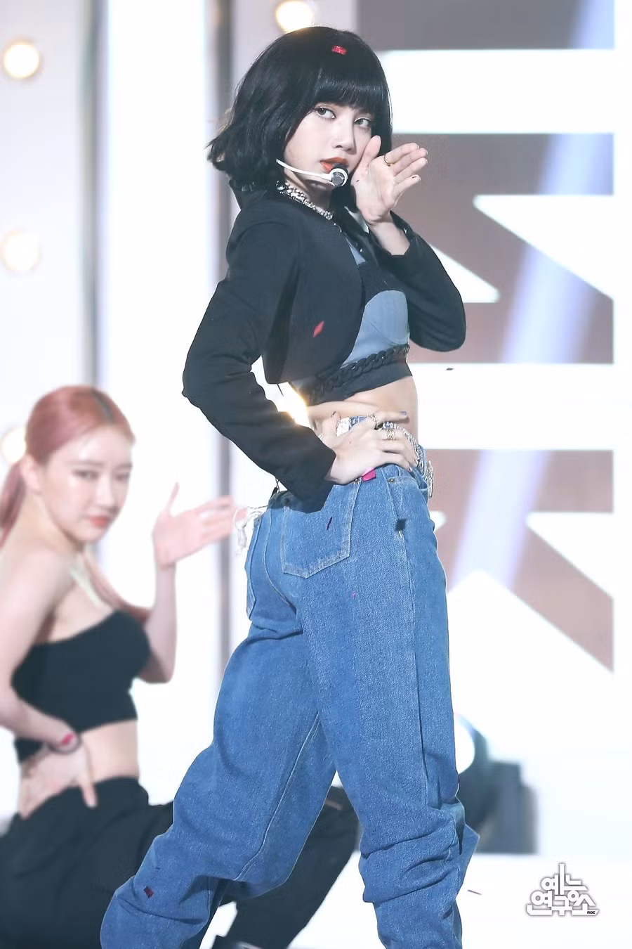 Với “How you like that“, Lisa trổ tài bắn rap không hề thua kém những rapper chuyên nghiệp. Tuy vậy, người hâm mộ cũng tỏ vẻ tiếc nuối khi Lisa ít lời hát trong lần tái xuất này. Ảnh: MBC.