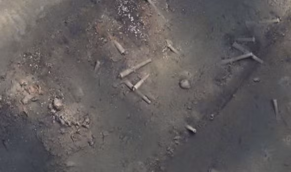  Bình gốm, tách trà cổ cũng được phát hiện trong các