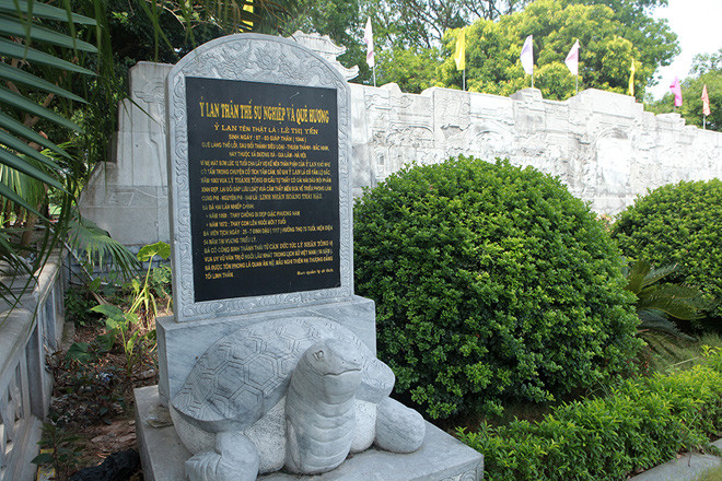 Bên cạnh tượng là hình ảnh rùa đá cõng bia đá, trên bia ghi thân thế sự nghiệp và quê hương của Hoàng thái hậu Ỷ Lan. Bên cạnh tượng là hình ảnh rùa đá cõng bia đá, trên bia ghi thân thế sự nghiệp và quê hương của Hoàng thái hậu Ỷ Lan.