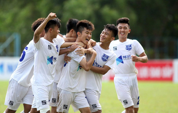 Niềm vui của các cầu thủ HAGL khi đoạt huy chương đồng tại Giải U17 Quốc gia 2019. Ảnh: Quang Vinh