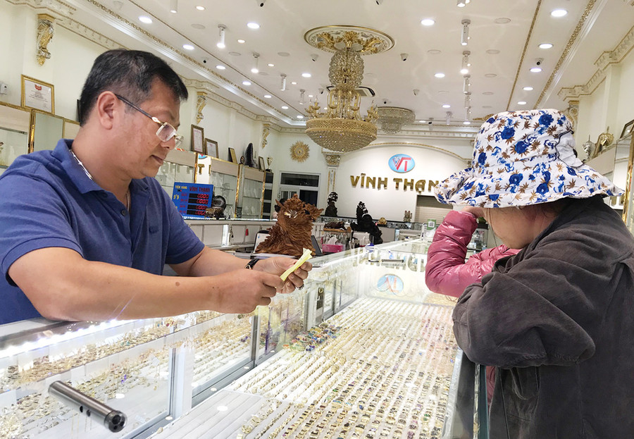 Người dân đến giao dịch tại tiệm vàng Vĩnh Thạnh (TP. Pleiku). Ảnh: Vũ Thảo  Người dân đến giao dịch tại tiệm vàng Vĩnh Thạnh (TP. Pleiku). Ảnh: V.T
