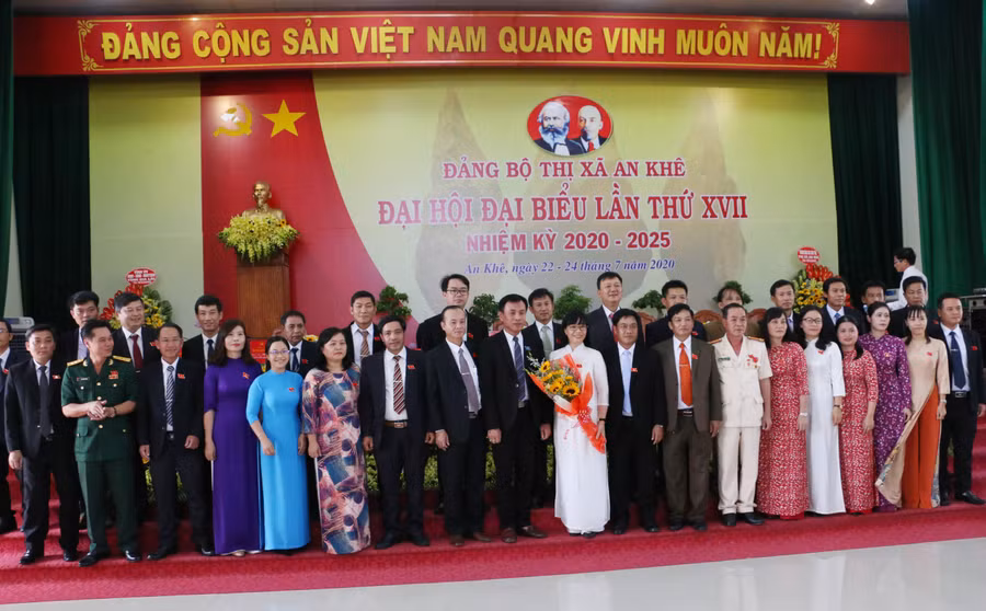 Ban Chấp hành Đảng bộ thị xã khóa XVII ra mắt nhận nhiệm vụ. Ảnh: Quang Tấn
