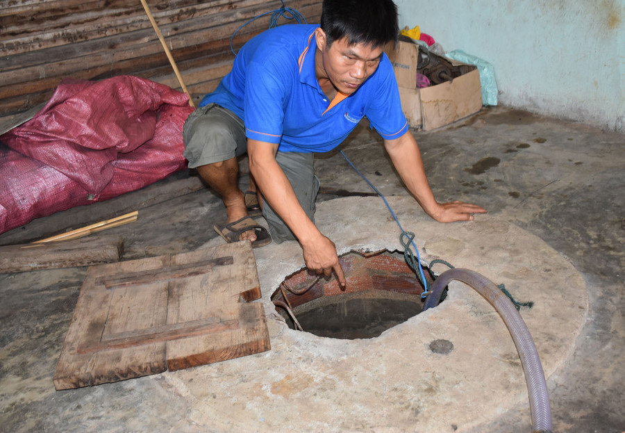 Nhiều hộ dân nơi đây rất bất an khi giếng nước nhà mình bị ô nhiễm nặng bốc mùi hôi thối. Ảnh: HÀ PHƯƠNG