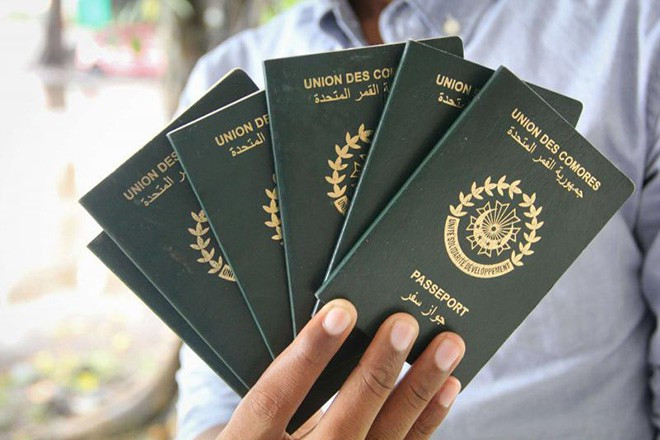 Những tấm passport có thể không cần thiết trong tương lai nếu đã có iPhone ẢNH: AFP