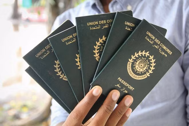 Những tấm passport có thể không cần thiết trong tương lai nếu đã có iPhone ẢNH: AFP