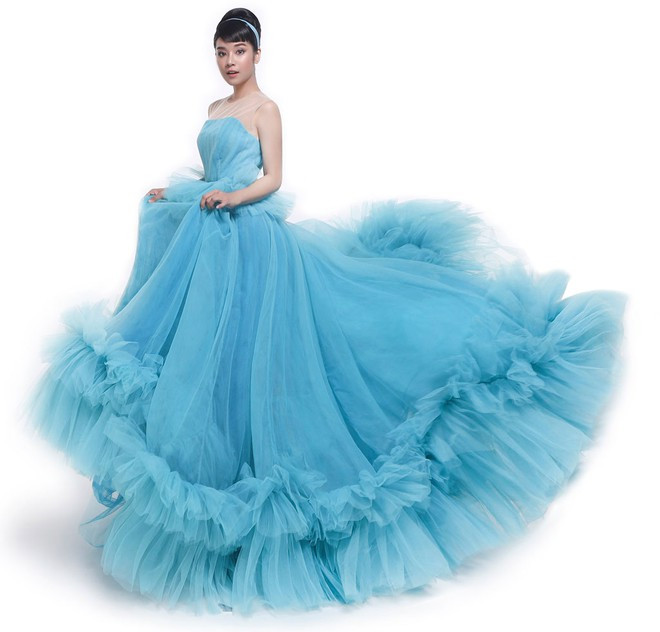 Lấy cảm hứng từ hình ảnh Lọ Lem trong bộ phim hoạt hình ra mắt vào năm 1950 của Disney, nhà thiết kế Nguyễn Minh Công đã trao cho Hoàng Yến Chibi bộ trang phục màu xanh da trời đậm chất thơ, toát lên đúng tinh thần của nàng Cinderella: dung dị và nhẹ nhàng ẢNH: ALI BÙI