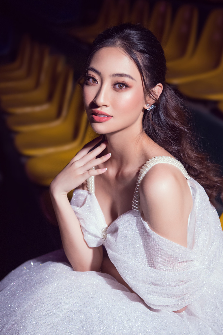 Sở hữu đôi chân dài 1m22, nàng hậu gốc Cao Bằng tự tin sải bước catwalk khiến những người có mặt đều phải trầm trồ. Sau gần một năm đăng quang, Lương Thùy Linh cũng được fan nhận xét ngày càng thăng hạng về nhan sắc lẫn kỹ năng.