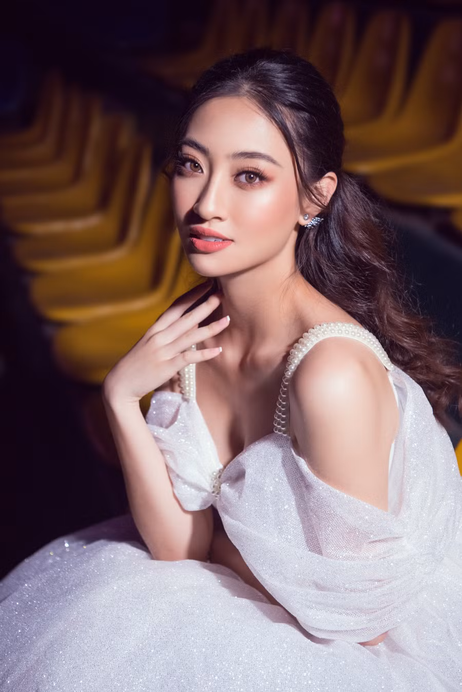 Sở hữu đôi chân dài 1m22, nàng hậu gốc Cao Bằng tự tin sải bước catwalk khiến những người có mặt đều phải trầm trồ. Sau gần một năm đăng quang, Lương Thùy Linh cũng được fan nhận xét ngày càng thăng hạng về nhan sắc lẫn kỹ năng.