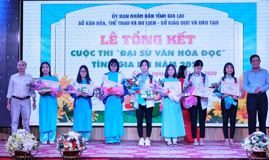 Trao giải cho các Đại sứ văn hóa đọc 2020. Ảnh: Minh Châu