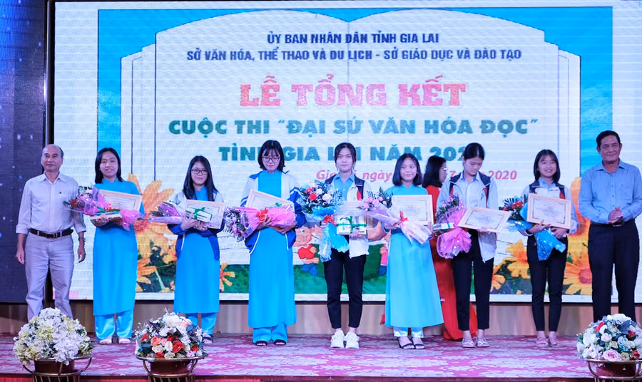Trao giải cho các Đại sứ văn hóa đọc năm 2020. Ảnh: Minh Châu Trao giải cho các Đại sứ văn hóa đọc 2020. Ảnh: Minh Châu