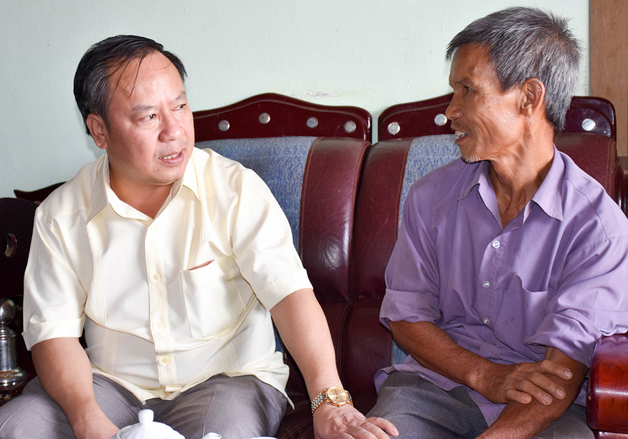 Phó Bí thư Thường trực Tỉnh ủy Châu Ngọc Tuấn (bìa trái) thăm hỏi thương binh Nguyễn Tiến Cường (thôn 1, xã Nghĩa Hưng, huyện Chư Pah). Ảnh: Trần Dung