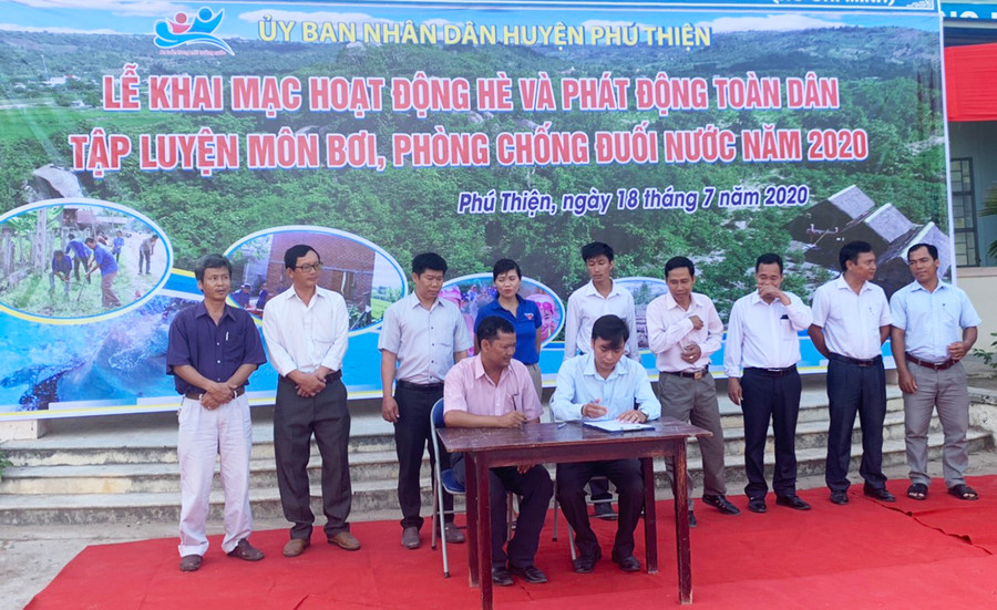  Đại diện Huyện Đoàn, lãnh đạo UBND các xã, thị trấn huyện Phú Thiện ký cam kết tham gia hoạt động hè năm 2020. Ảnh: Vũ Chi