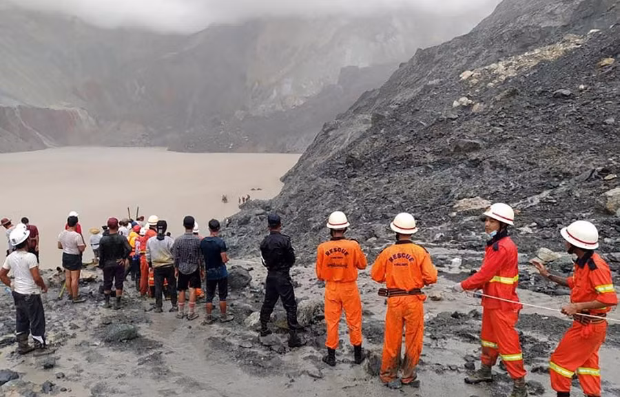 Lực lượng cứu hộ tìm kiếm nạn nhân tại hiện trường vụ lở đất ở bang Kachin, Myanmar ngày 2/7/2020. (Ảnh: EPA/TTXVN)